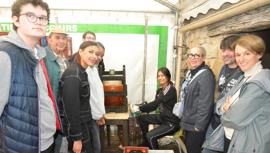 C’est avec le sourire que les élèves ont participé à la fabrication et à la mise en bouteille du jus de pomme pasteurisé.